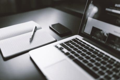 Custom vs. design și cod șablon